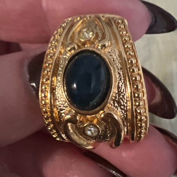 Vintage Avon Necklace, and two sets of earrings. Gold Tone - Picture 8 of 10